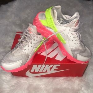 ✨✨NIKE HUARACHES✨✨